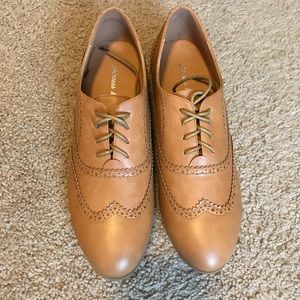 Women’s Classic Brogues in Tan US size 7, UK 37
